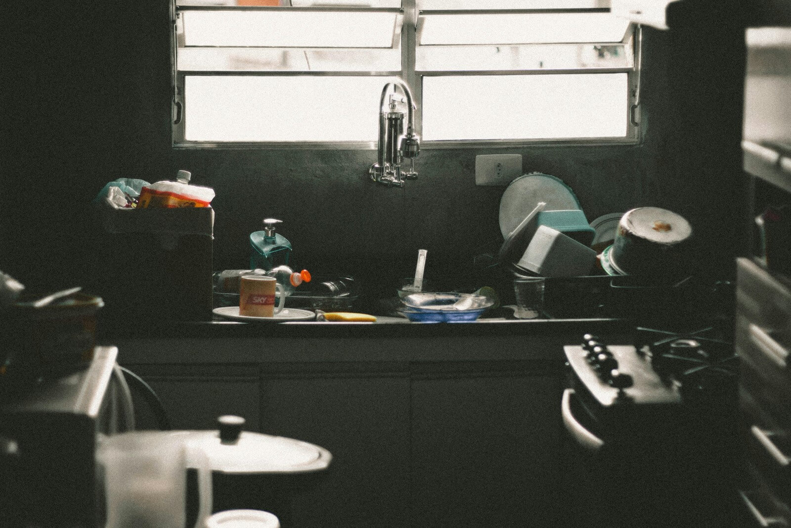 residential-cleaning-kitchen-sink-dishes-washing