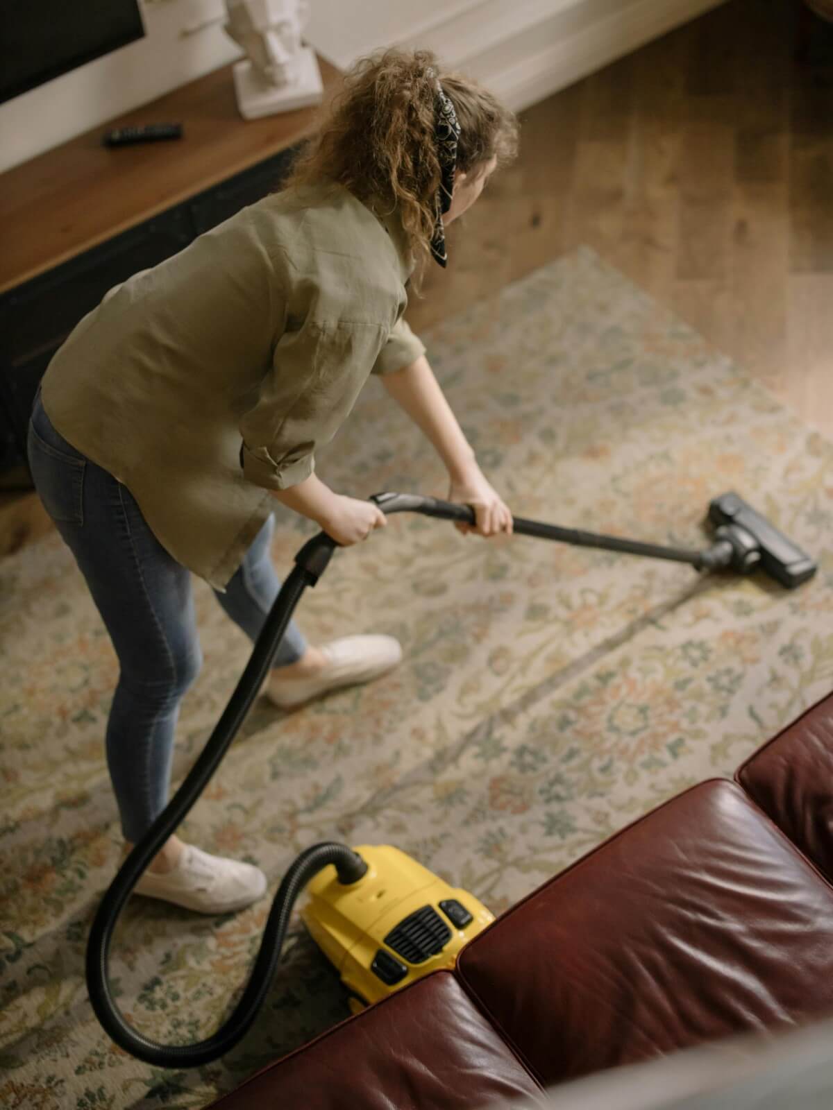 residential-cleaning-services-vacuuming-living-room-rug