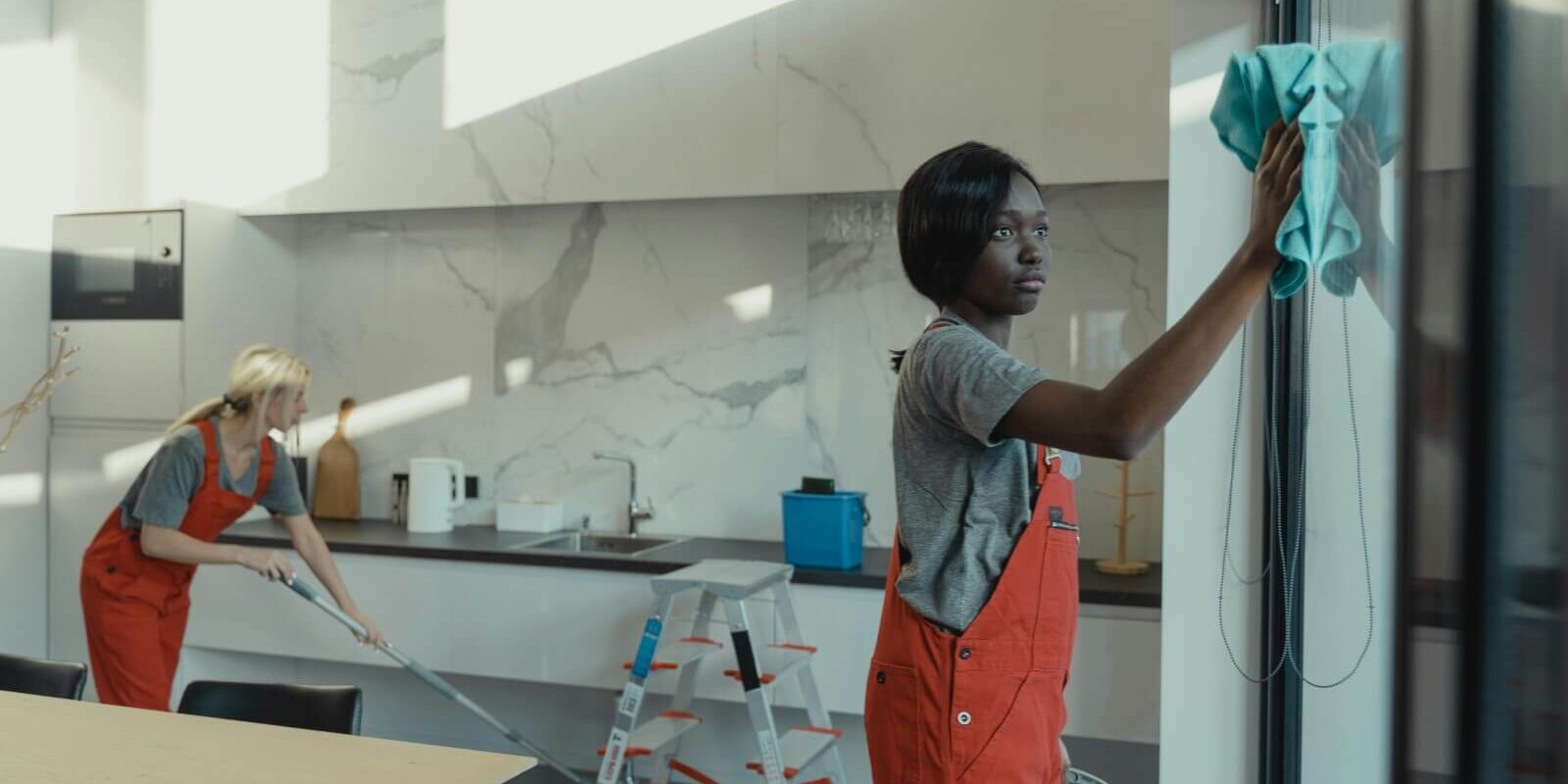 residential-cleaning-service-professionals-kitchen-window
